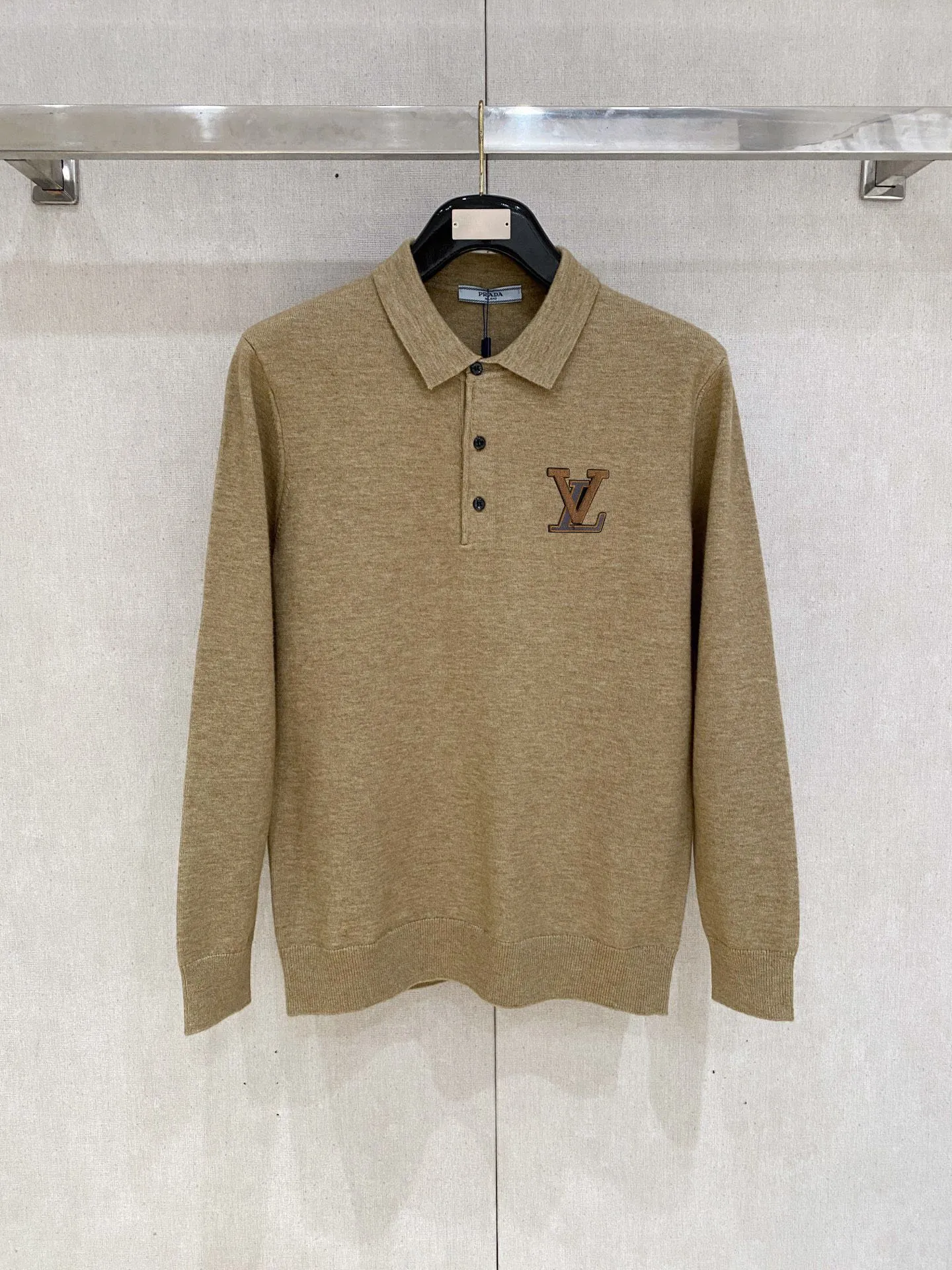 🅿️440 [LV Louis Vuitton] Autumn and winter classic lapel sweater, in full condition! ! ! Wool blended fabric, the latest model in 2025, golden ratio! ! Slim-fitting soft gold, versatile and practical item, the combination and practicality are extremely powerful, simple and elegant, and classy! To create your own style, it is highly recommended to buy it in two colors. The standard slim fit tailoring process is suitable for both young and old men. It is knitted from wool and will not cause any discomfort! While keeping warm, it is stylish, textured and wearable, and the classic logo with contrasting colors on the chest feels in place! ! Recommended for regular customers! ! Size M-3XL (maximum wear: 190 pounds)